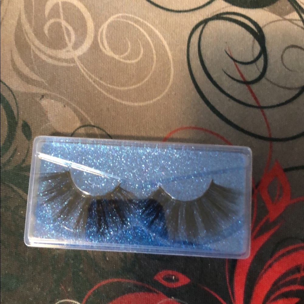 Lashes - Picture 9 of 11